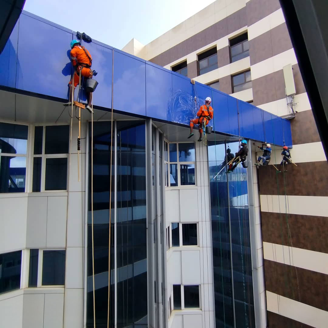 Lessivage systématique des façades de la direction Western Union