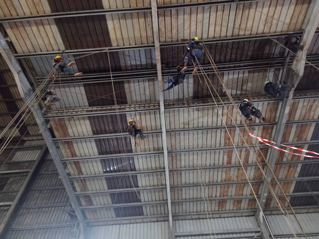 Nettoyage humide des bardages internes de la savonnerie IBI​ 10