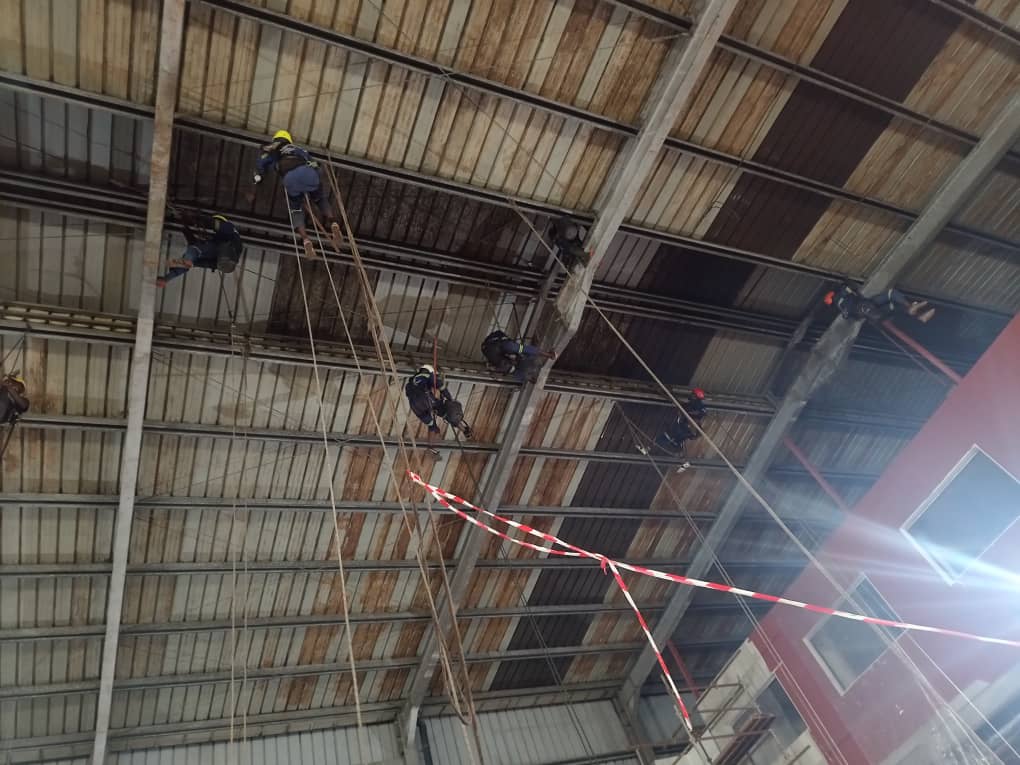 Nettoyage humide des bardages internes de la savonnerie IBI​ 11