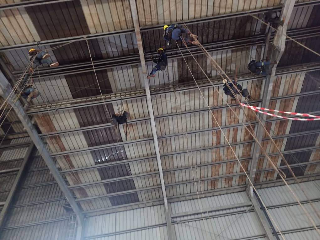 Nettoyage humide des bardages internes de la savonnerie IBI​ 12