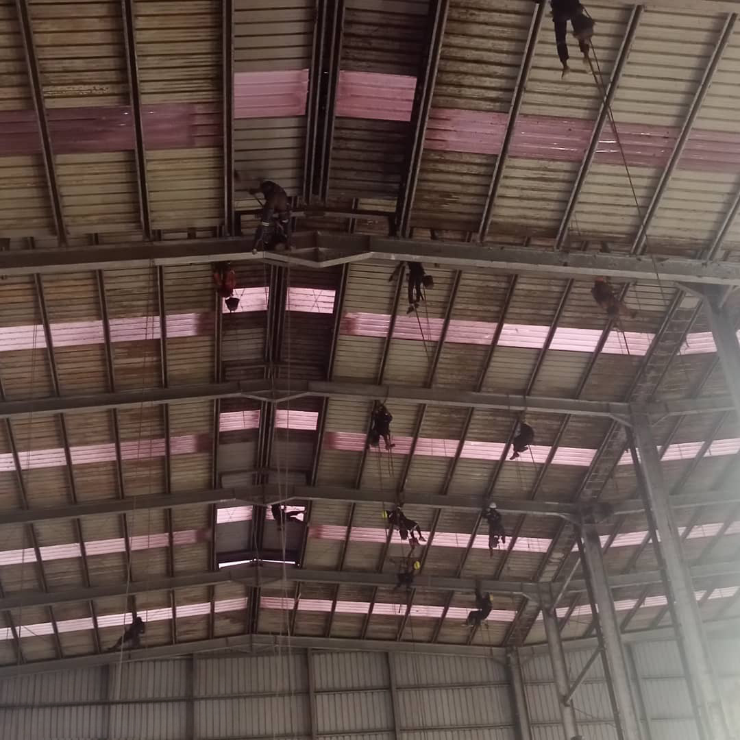 Nettoyage-humide-des-bardages-internes-de-la-savonnerie-IBI​-12