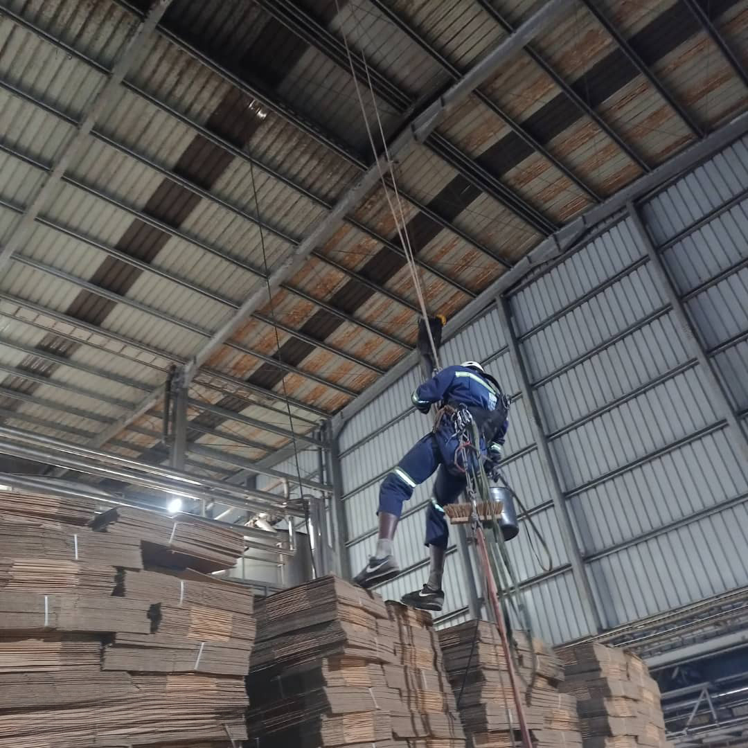 Nettoyage-humide-des-bardages-internes-de-la-savonnerie-IBI​-18