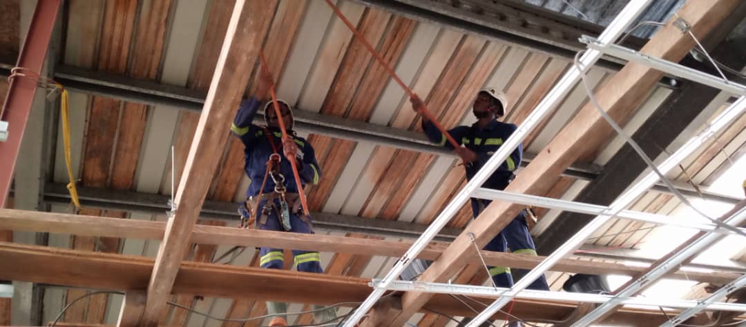 Nettoyage humide des bardages internes de la savonnerie IBI​ 43