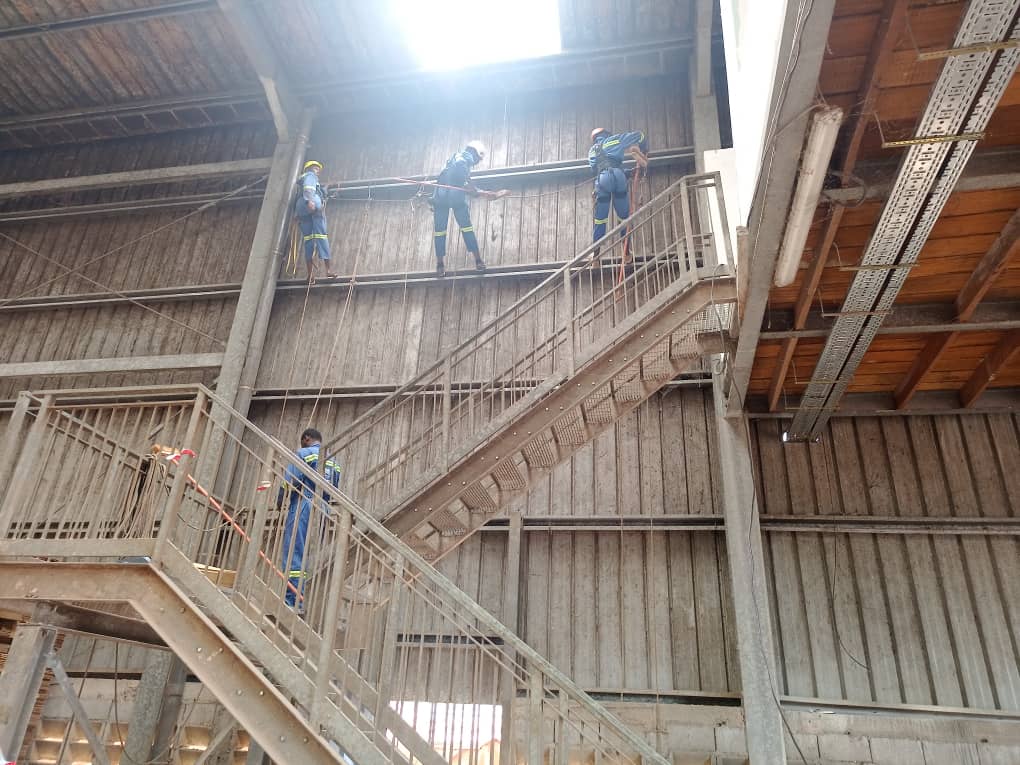 Nettoyage humide des bardages internes de la savonnerie IBI​ 6