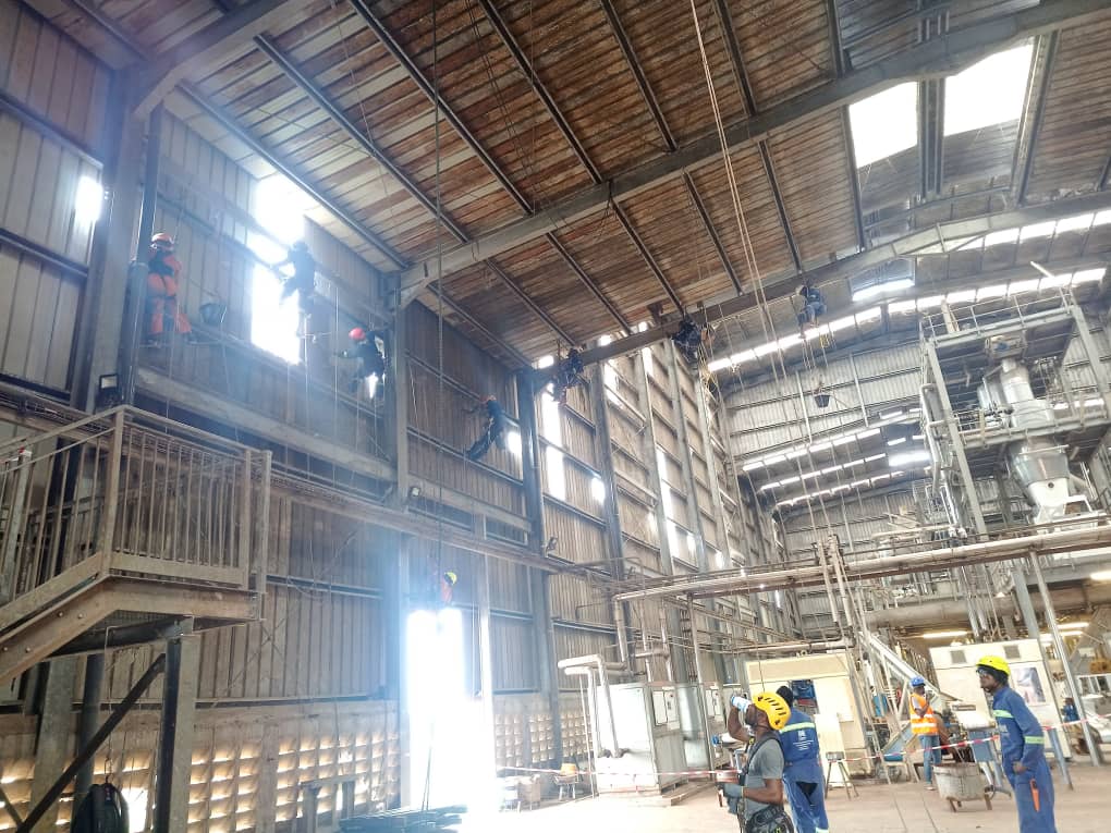 Nettoyage humide des bardages internes de la savonnerie IBI​ 8