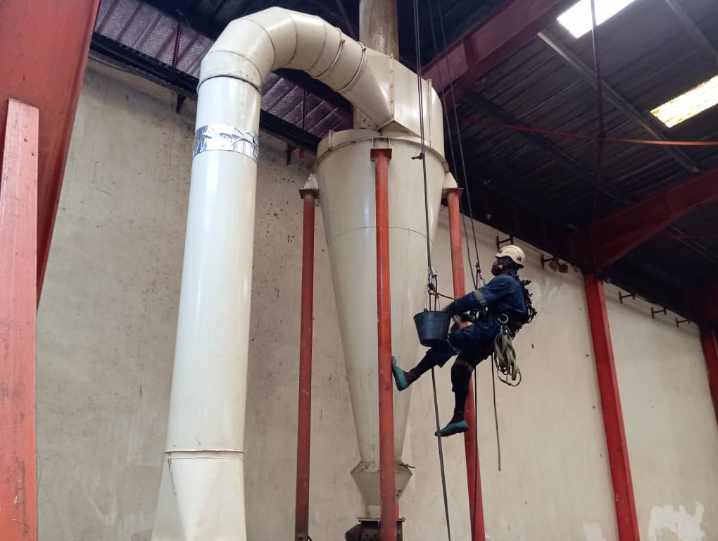 Nettoyage humide des bardages ,lessivage haute pression de la structure métallique , de la toiture des magasin de stockage et nettoyage humide des silo et sécheur  pour Telcar cacao, et azur s.a