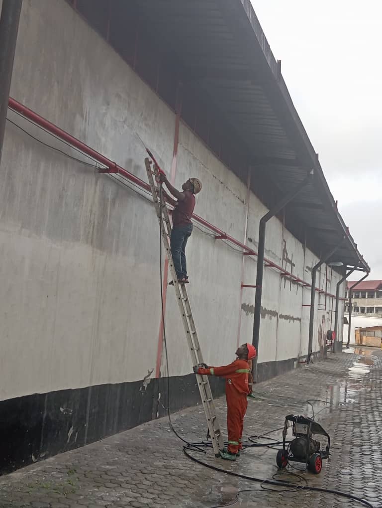Nettoyage humide des bardages ,lessivage haute pression de la structure métallique , de la toiture des magasin de stockage et nettoyage humide des silo et sécheur pour Telcar cacao, et azur s.a 3