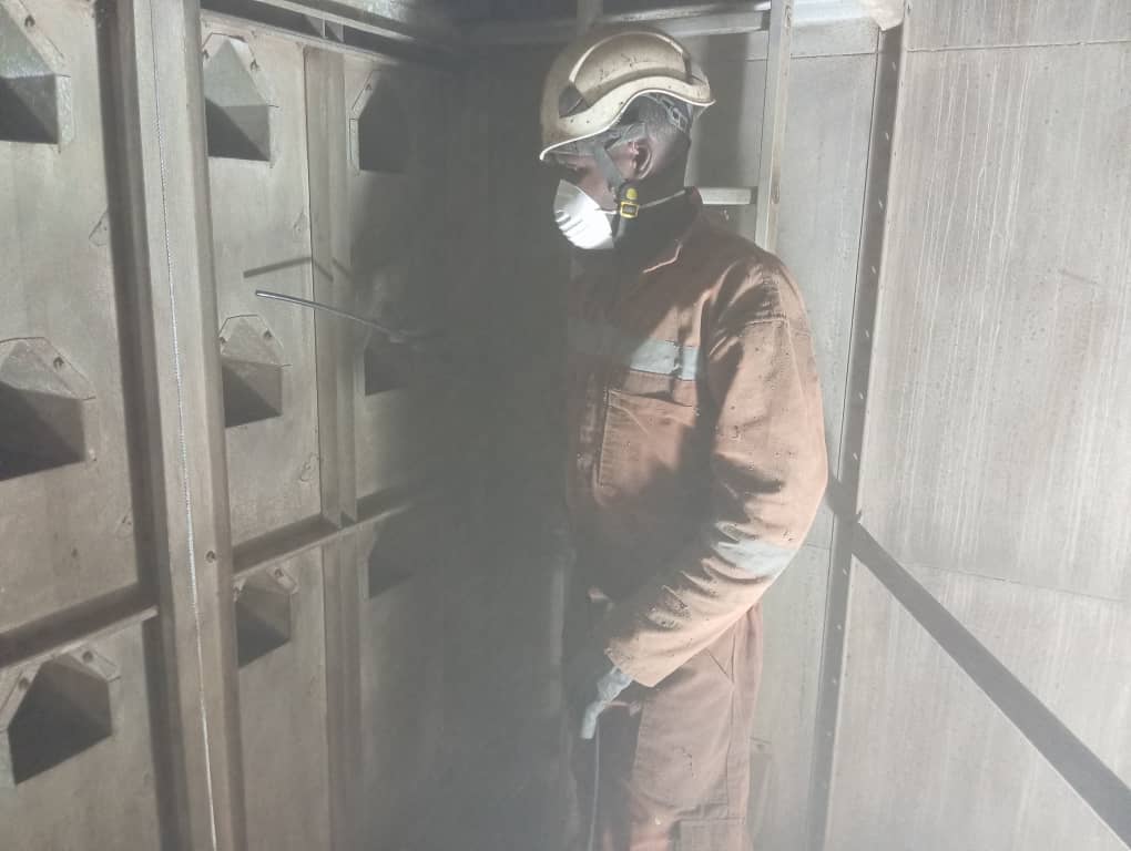 Nettoyage humide des bardages ,lessivage haute pression de la structure métallique , de la toiture des magasin de stockage et nettoyage humide des silo et sécheur pour Telcar cacao, et azur s.a 5