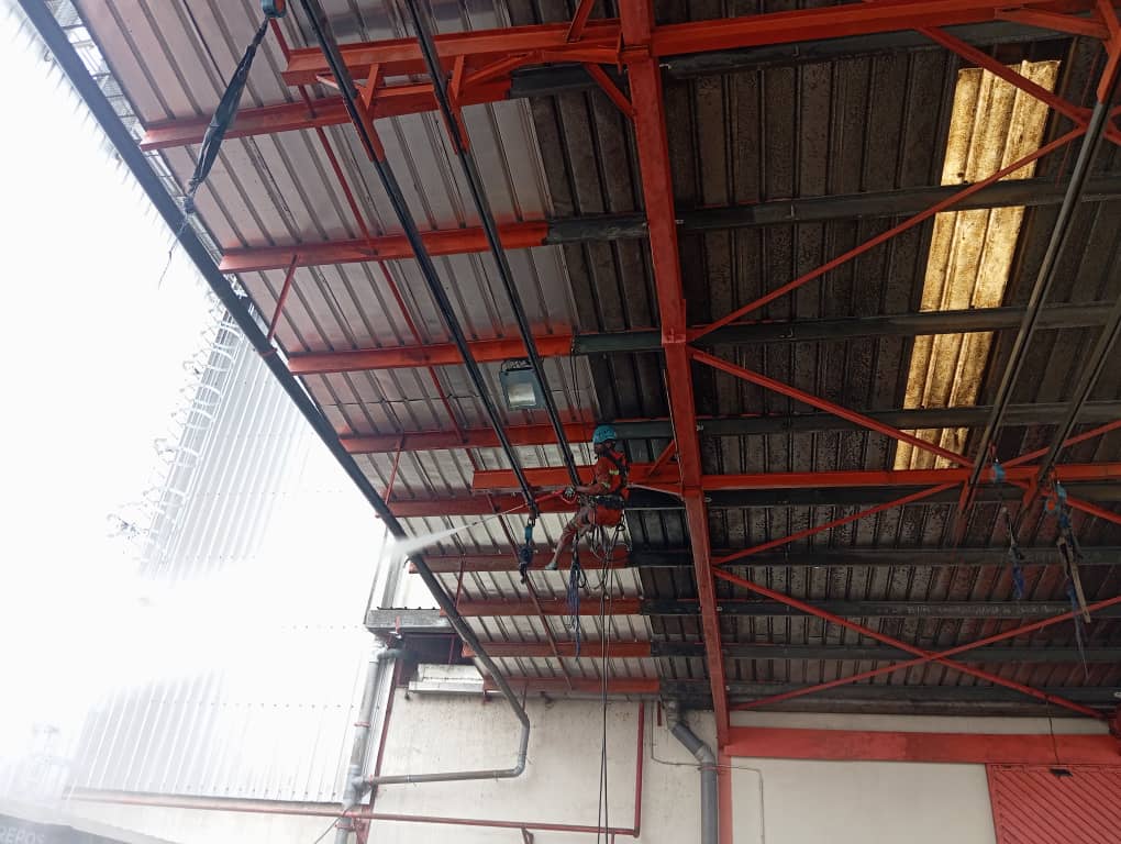 Nettoyage humide des bardages ,lessivage haute pression de la structure métallique , de la toiture des magasin de stockage et nettoyage humide des silo et sécheur pour Telcar cacao, et azur s.a 7 54