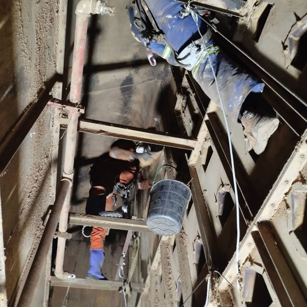 Nettoyage-humide-des-bardages-,lessivage-haute-pression-de-la-structure-métallique-,-de-la-toiture-des-magasin-de-stockage-et-nettoyage-humide-des-silo-et-sécheur--pour-Telcar-cacao,-et-azur-s.a-7-68