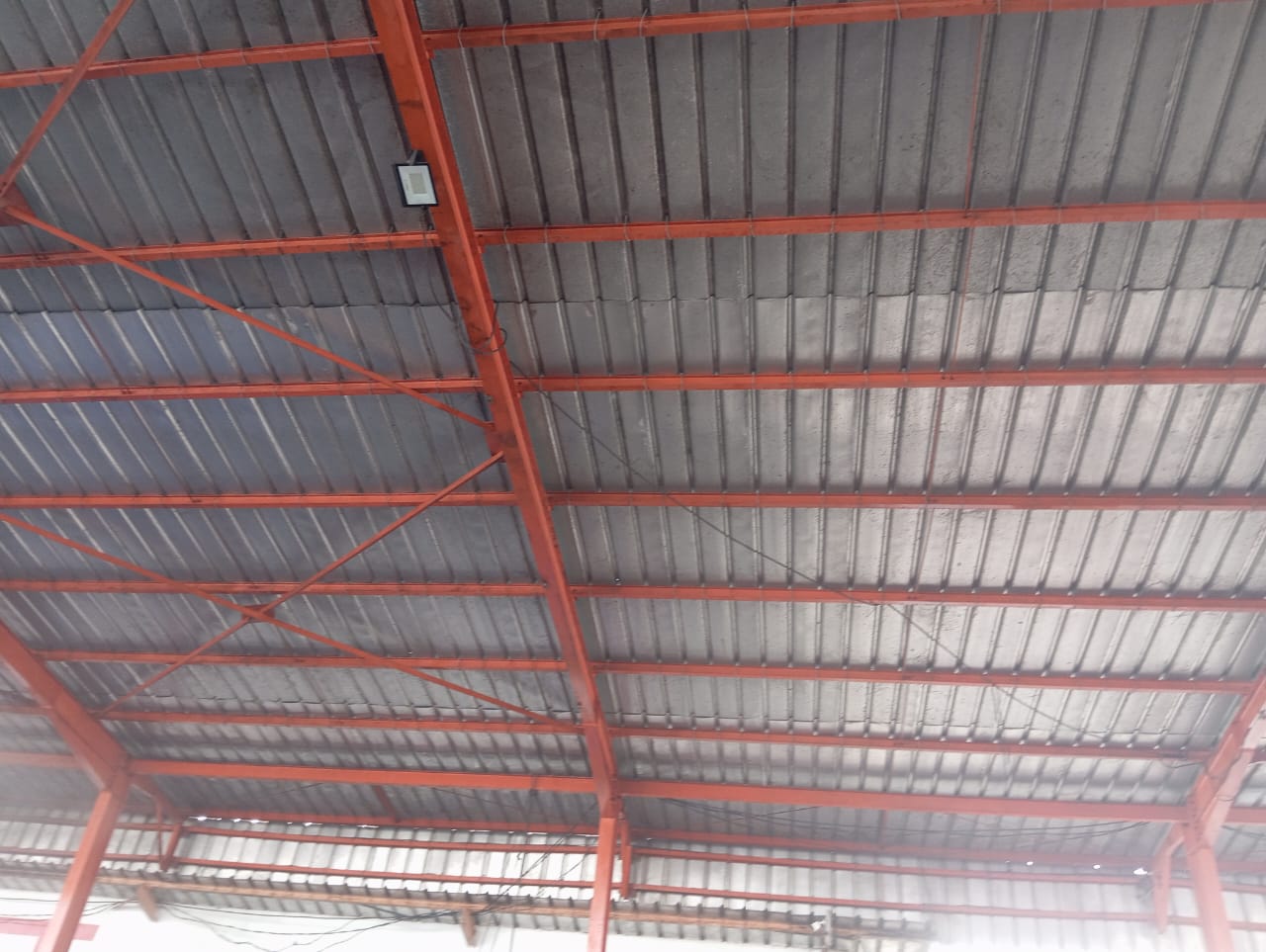 Nettoyage humide des bardages ,lessivage haute pression de la structure métallique , de la toiture des magasin de stockage et nettoyage humide des silo et sécheur pour Telcar cacao, et azur s.a 7 8