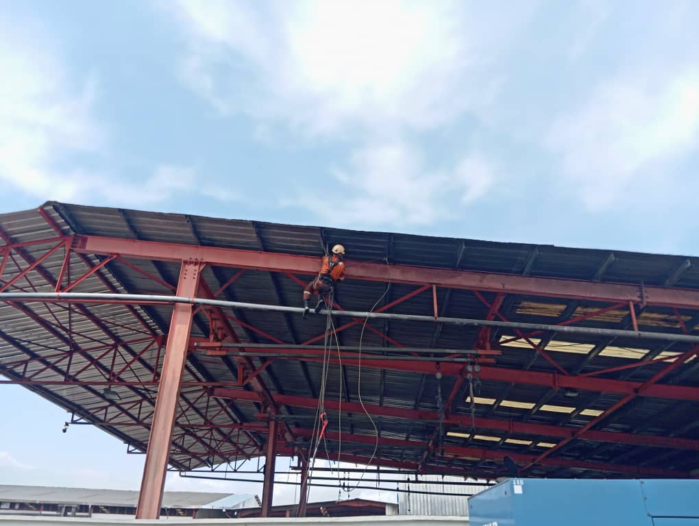 Nettoyage humide des bardages ,lessivage haute pression de la structure métallique , de la toiture des magasin de stockage et nettoyage humide des silo et sécheur pour Telcar cacao, et azur s.a 7 85