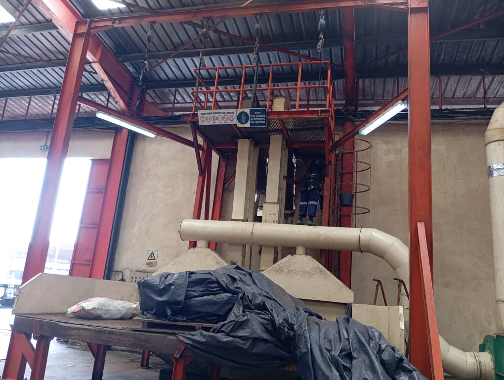 Nettoyage humide des bardages ,lessivage haute pression de la structure métallique , de la toiture des magasin de stockage et nettoyage humide des silo et sécheur pour Telcar cacao, et azur s.a 7