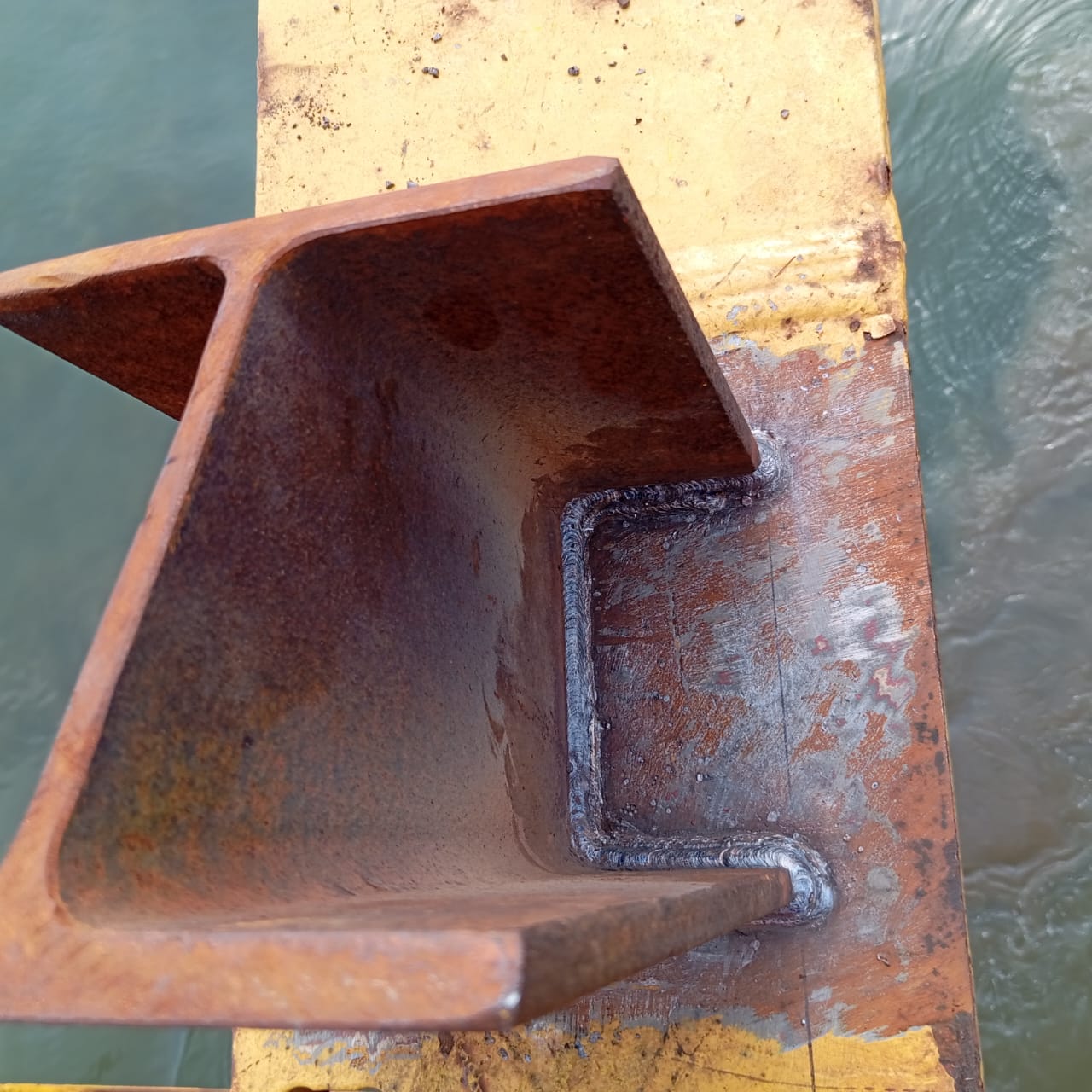 Soudage des supports d' un boum rest de la grue buffalo 1