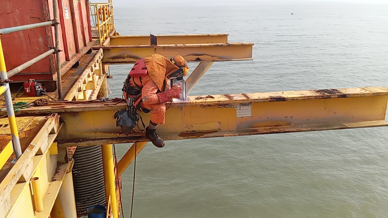 Soudage des supports d' un boum rest de la grue buffalo 3