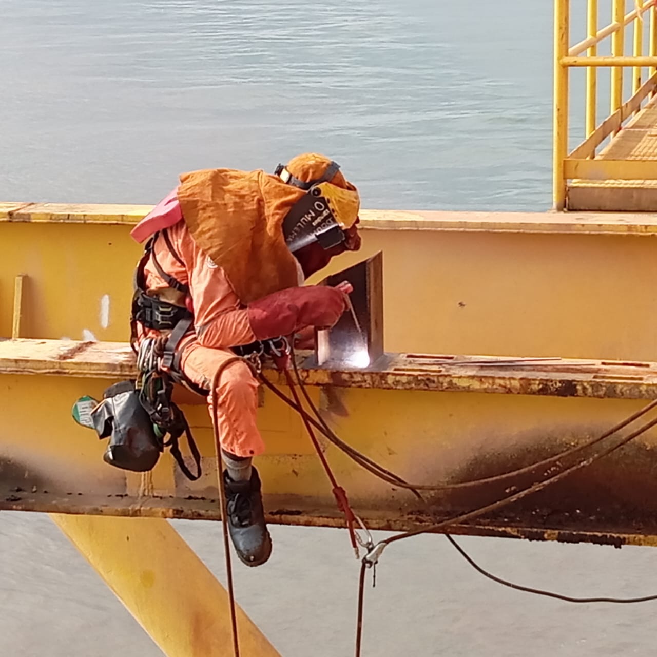 Soudage des supports d&rsquo; un boum rest de la grue buffalo