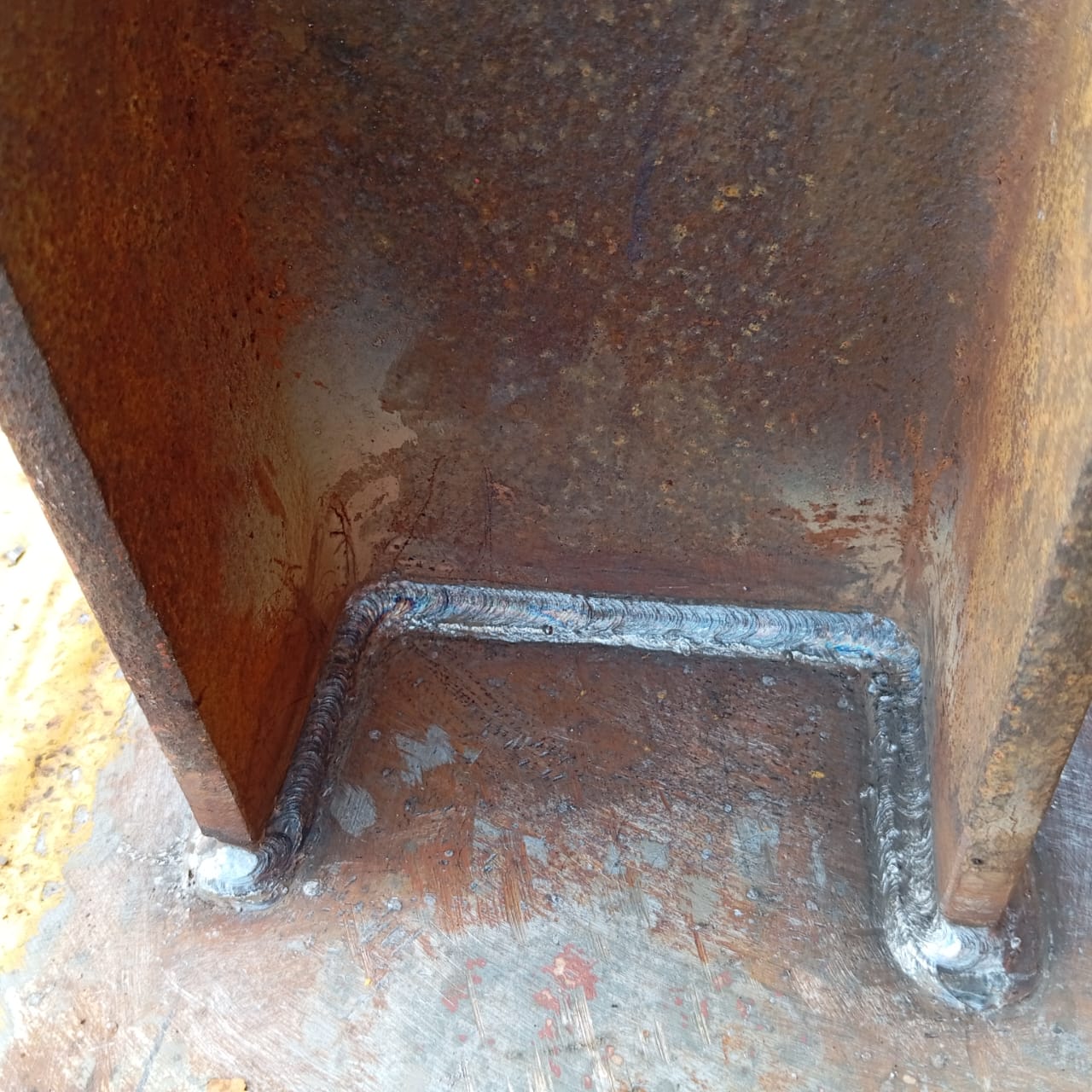 Soudage des supports d' un boum rest de la grue buffalo 8