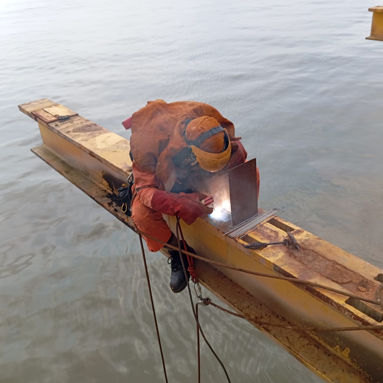 Soudage des supports d' un boum rest de la grue buffalo é