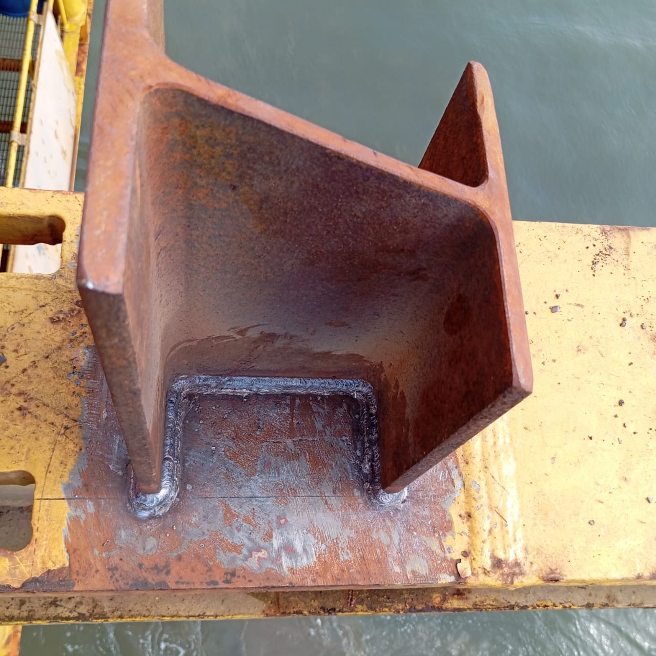 Soudage des supports d' un boum rest de la grue buffalo