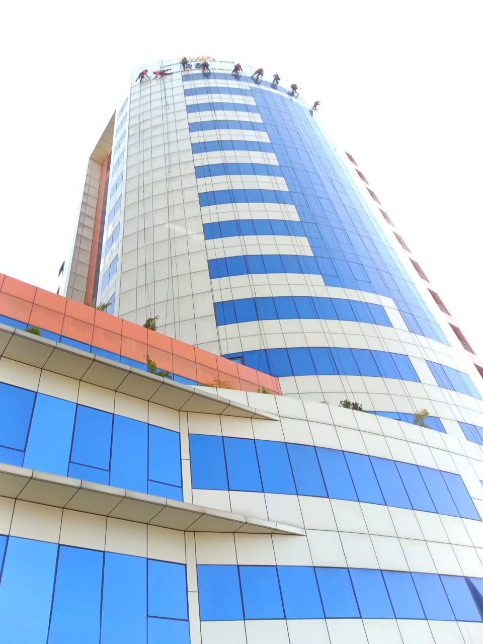 traveaux-en-hauteur-ravalement-de-façade--a-la-DGI-Yaounde-D