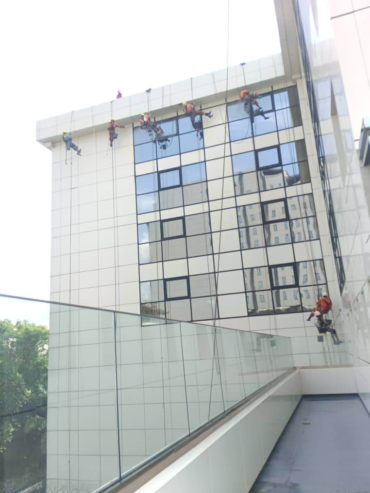 traveaux-en-hauteur-ravalement-de-façade-immeuble-congelcam-douala-Akwa-A