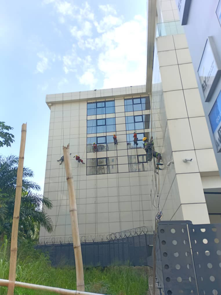 traveaux-en-hauteur-ravalement-de-façade-immeuble-congelcam-douala-Akwa-AA