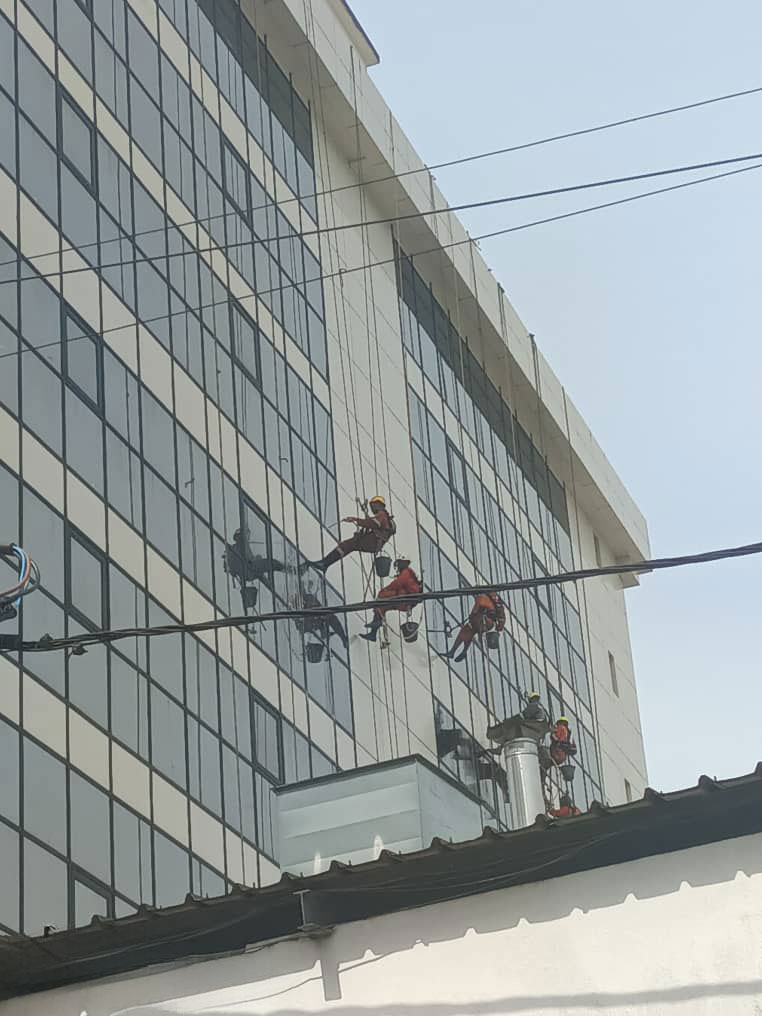 traveaux-en-hauteur-ravalement-de-façade-immeuble-congelcam-douala-AkwaB