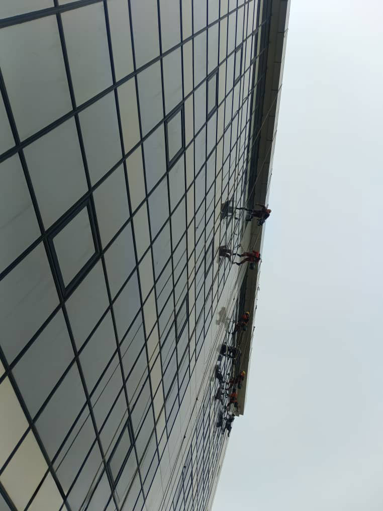 traveaux-en-hauteur-ravalement-de-façade-immeuble-congelcam-douala-AkwaC