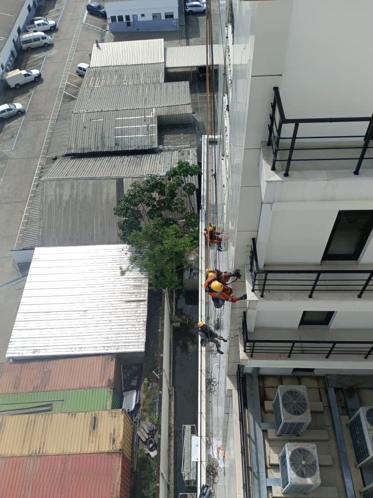 traveaux-en-hauteur-ravalement-de-façade-immeuble-congelcam-douala-AkwaD