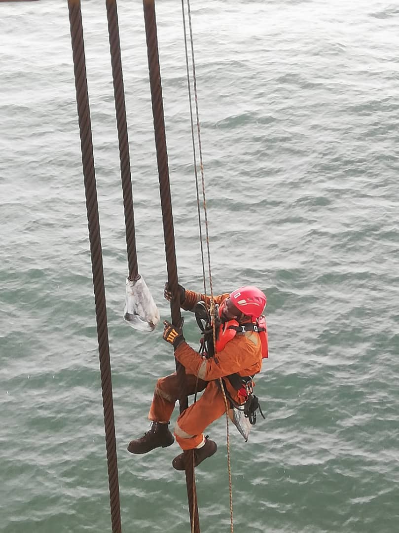 Magnestoscopie sur les oreilles de levage sur une potence sur le Rig Dagda au Gabon Ressurage sur Dagba Gabon Cameroun 10